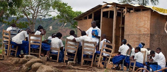 Foto: Ett klassrum utomhus i Port-au-Prince, Haiti © UNESCO/E. Abramson