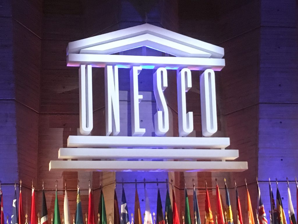 Unescos logo och flaggor