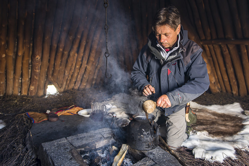 Michael Vinka kokar kaffe i kåtan, Geunja Samisk Fjällgård